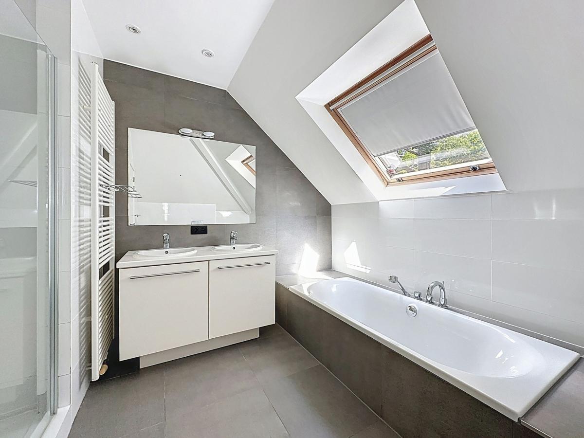 Dolez : Belle maison 3 façades + jardin + garage