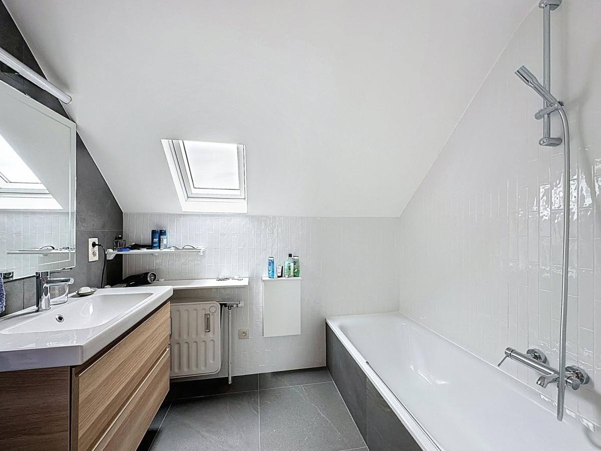 Roosevelt/ULB : Bel appartement duplex dernier étage