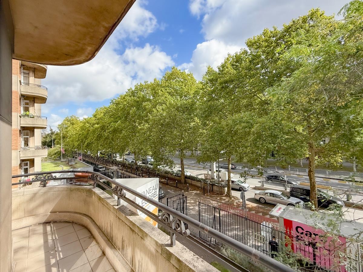 Quartier EU/Parc Royal : appart de standing, terrasse, box
