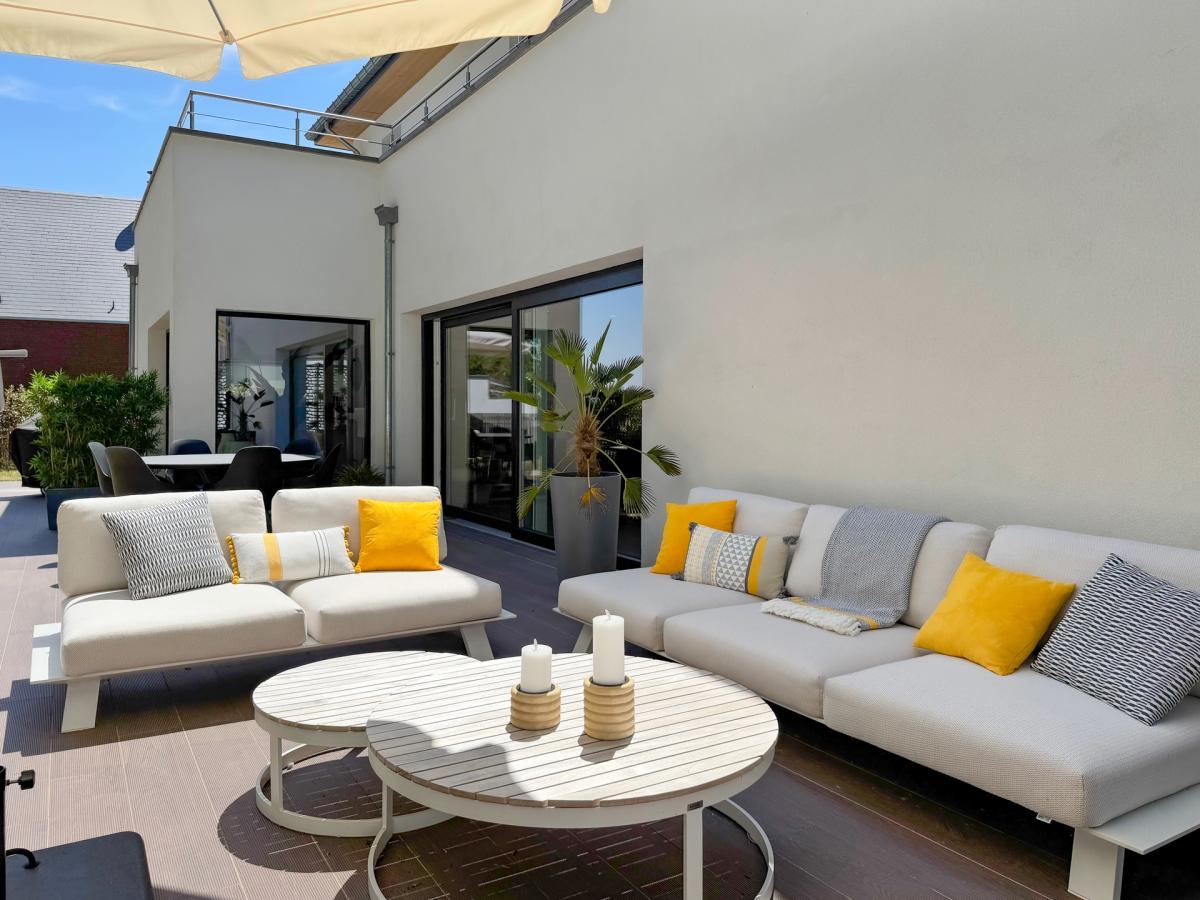 Villa contemporaine sur terrain de ± 27 ares avec piscine