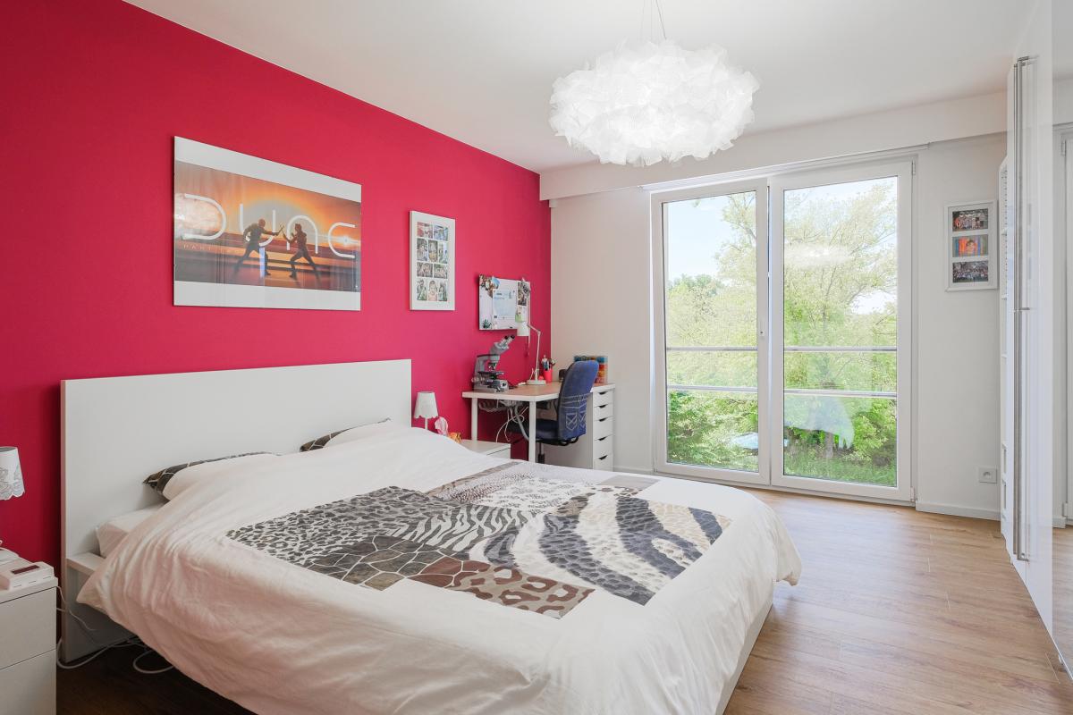 Villa contemporaine sur terrain de ± 27 ares avec piscine