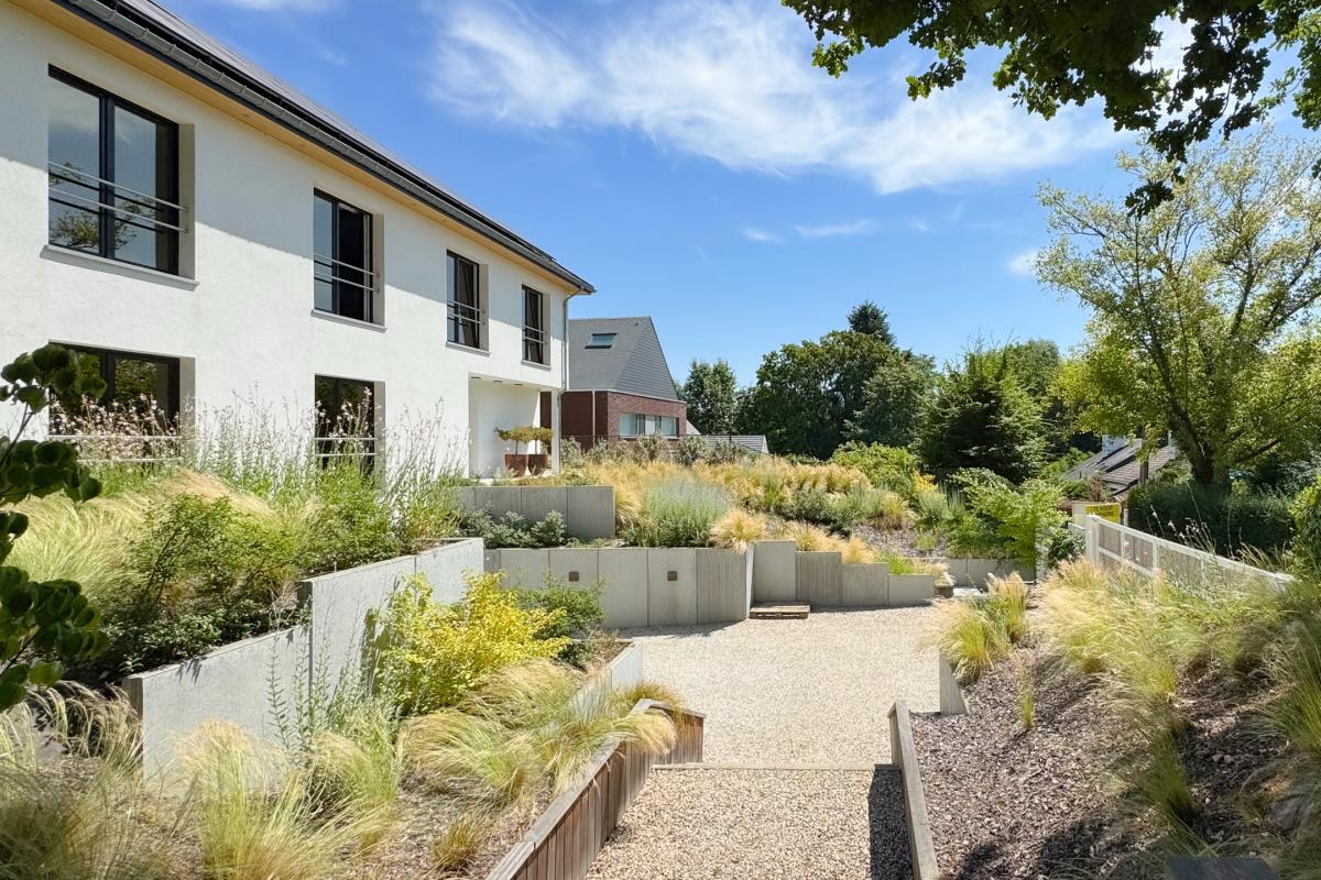 Villa contemporaine sur terrain de ± 27 ares avec piscine