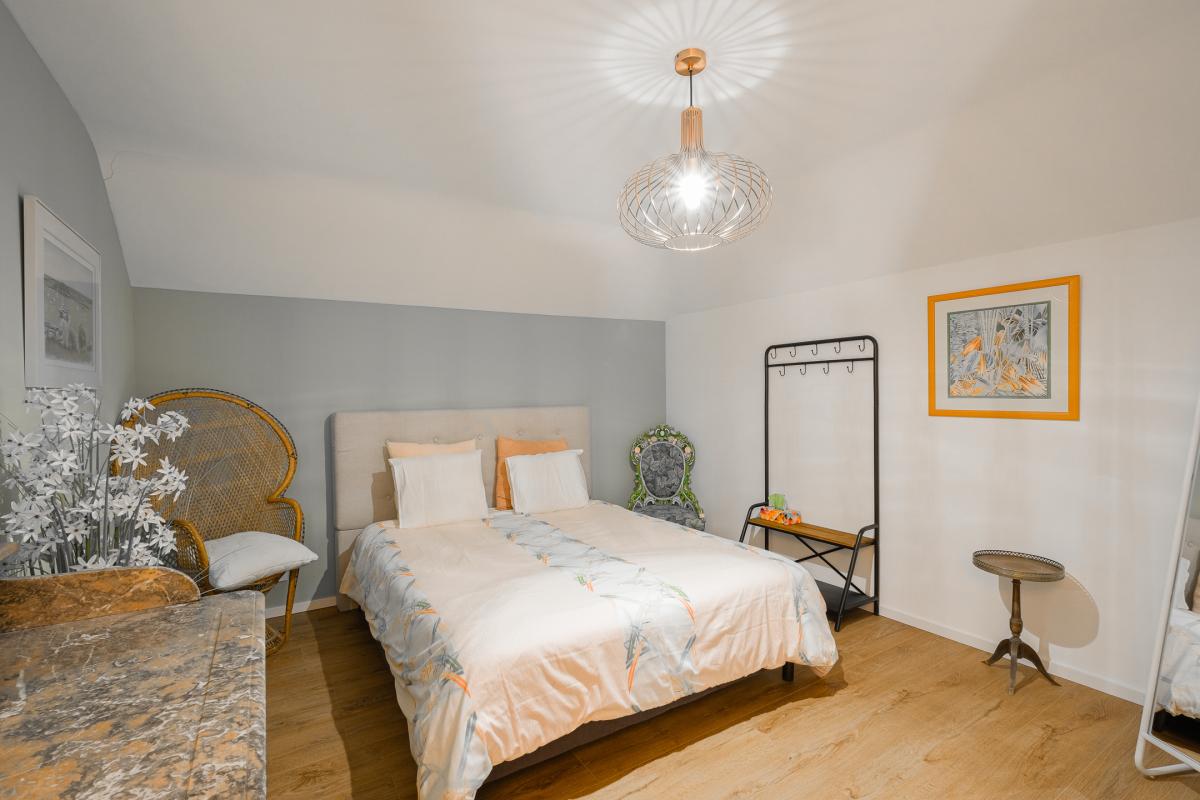 Villa contemporaine sur terrain de ± 27 ares avec piscine