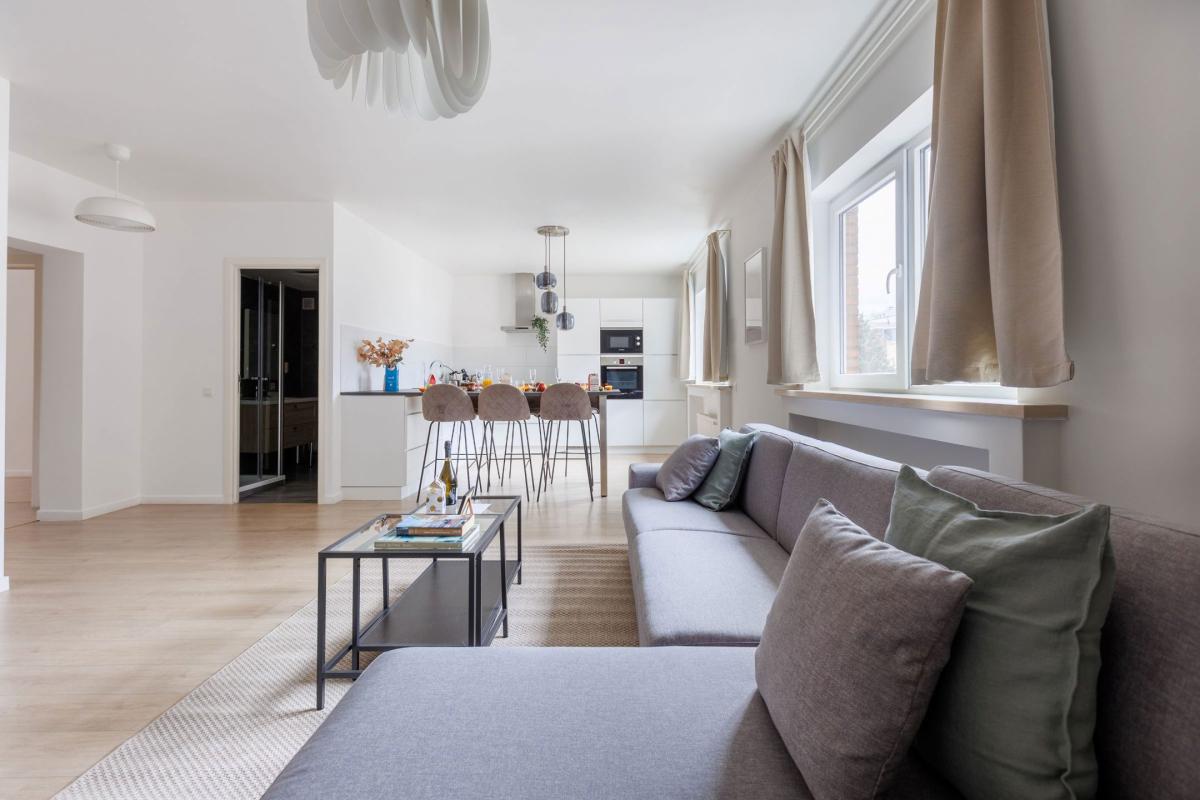 Cinquantenaire: bel appartement rénové, terrasse, parking