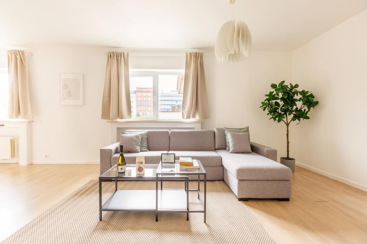 Cinquantenaire: bel appartement rénové, terrasse, parking