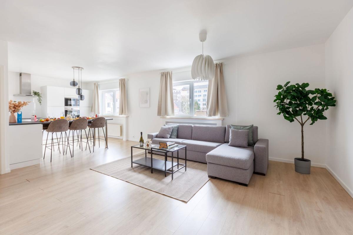 Cinquantenaire: bel appartement rénové, terrasse, parking