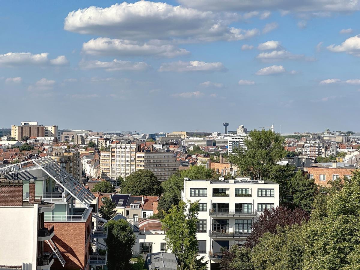 SOUS OFFRE  Louise/Châtelain: Superbe appartement + terrasse