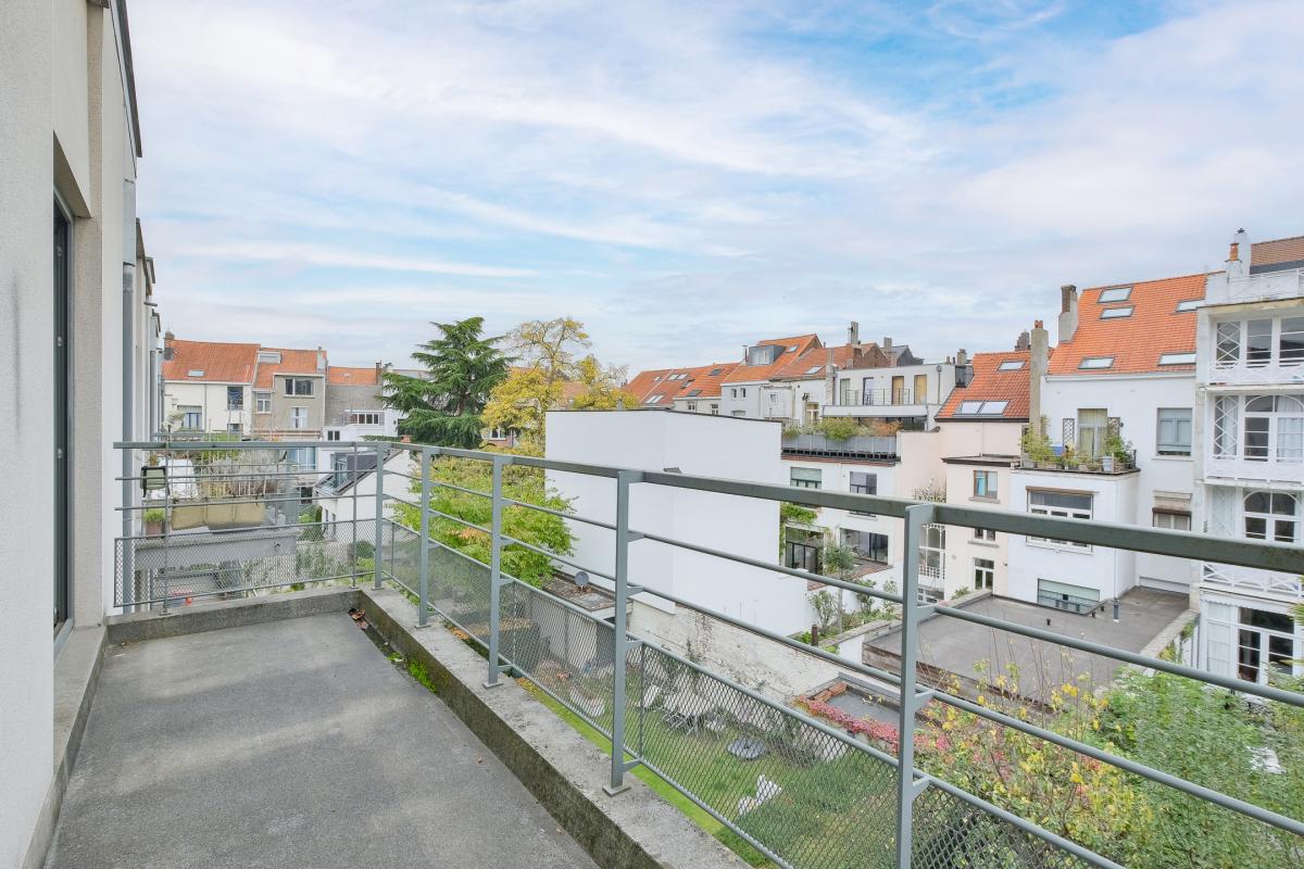 SOUS OFFRE ! Châtelain : Bel appartement 2 chambres + terrasse + parking