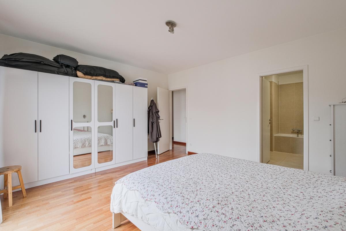 SOUS OFFRE ! Châtelain : Bel appartement 2 chambres + terrasse + parking