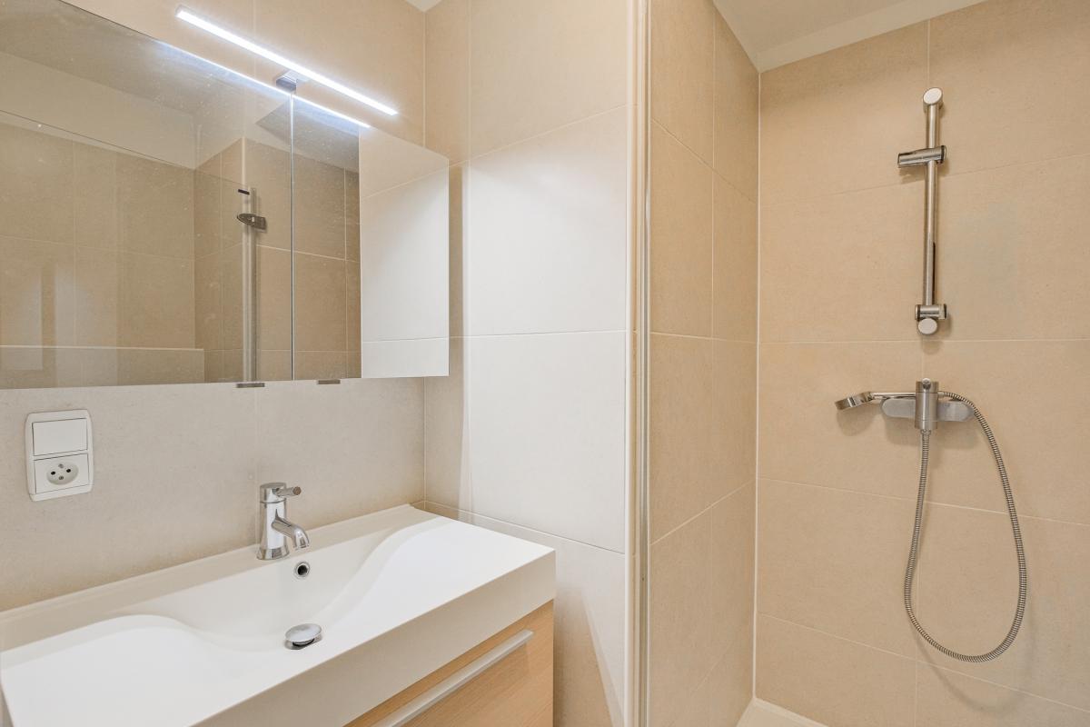 SOUS OFFRE ! Châtelain : Bel appartement 2 chambres + terrasse + parking