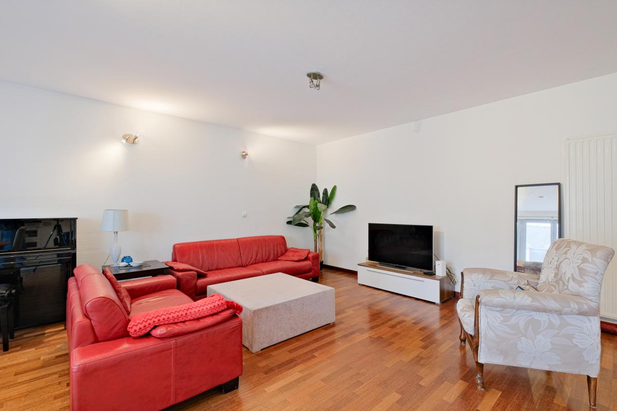 SOUS OFFRE ! Châtelain : Bel appartement 2 chambres + terrasse + parking