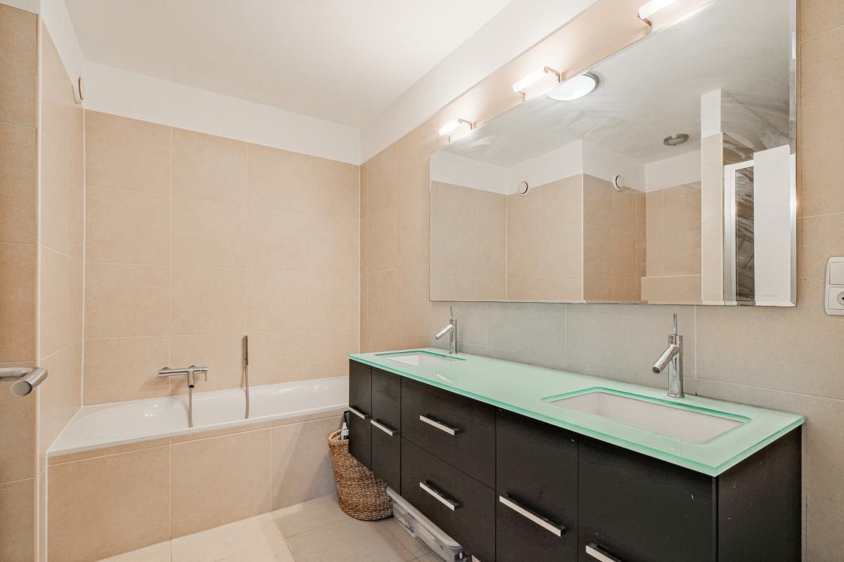 SOUS OFFRE ! Châtelain : Bel appartement 2 chambres + terrasse + parking