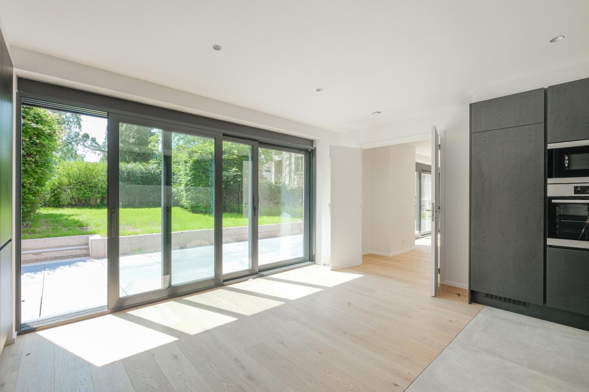 Saint-Job : Magnifique duplex RDC avec jardin neuf