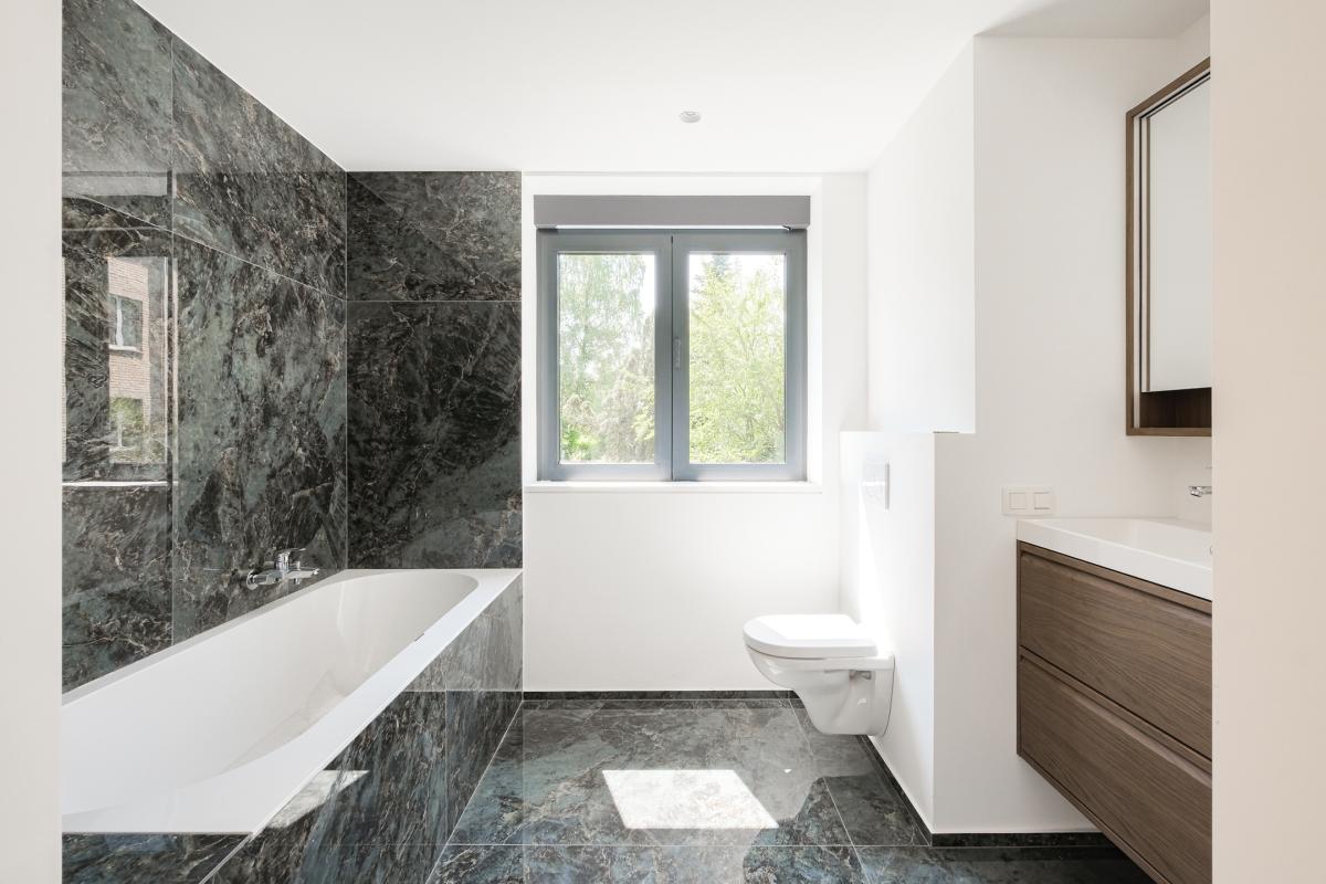 Saint-Job : Magnifique duplex RDC avec jardin neuf