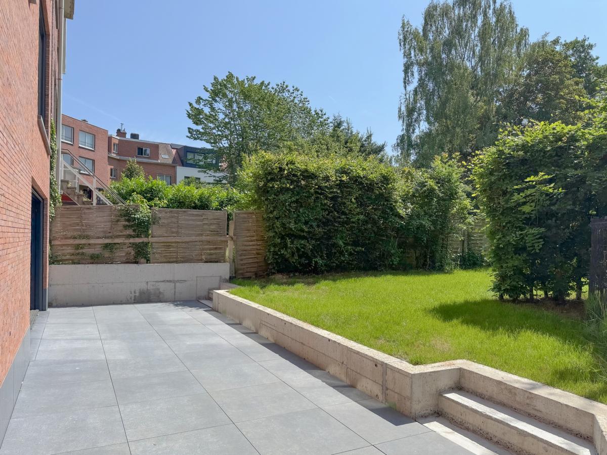 Saint-Job : Magnifique duplex RDC avec jardin neuf