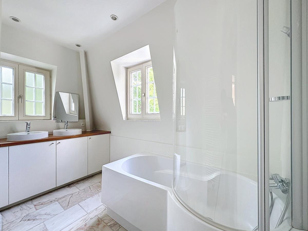 Saturne : Sublime villa avec vaste jardin + garage