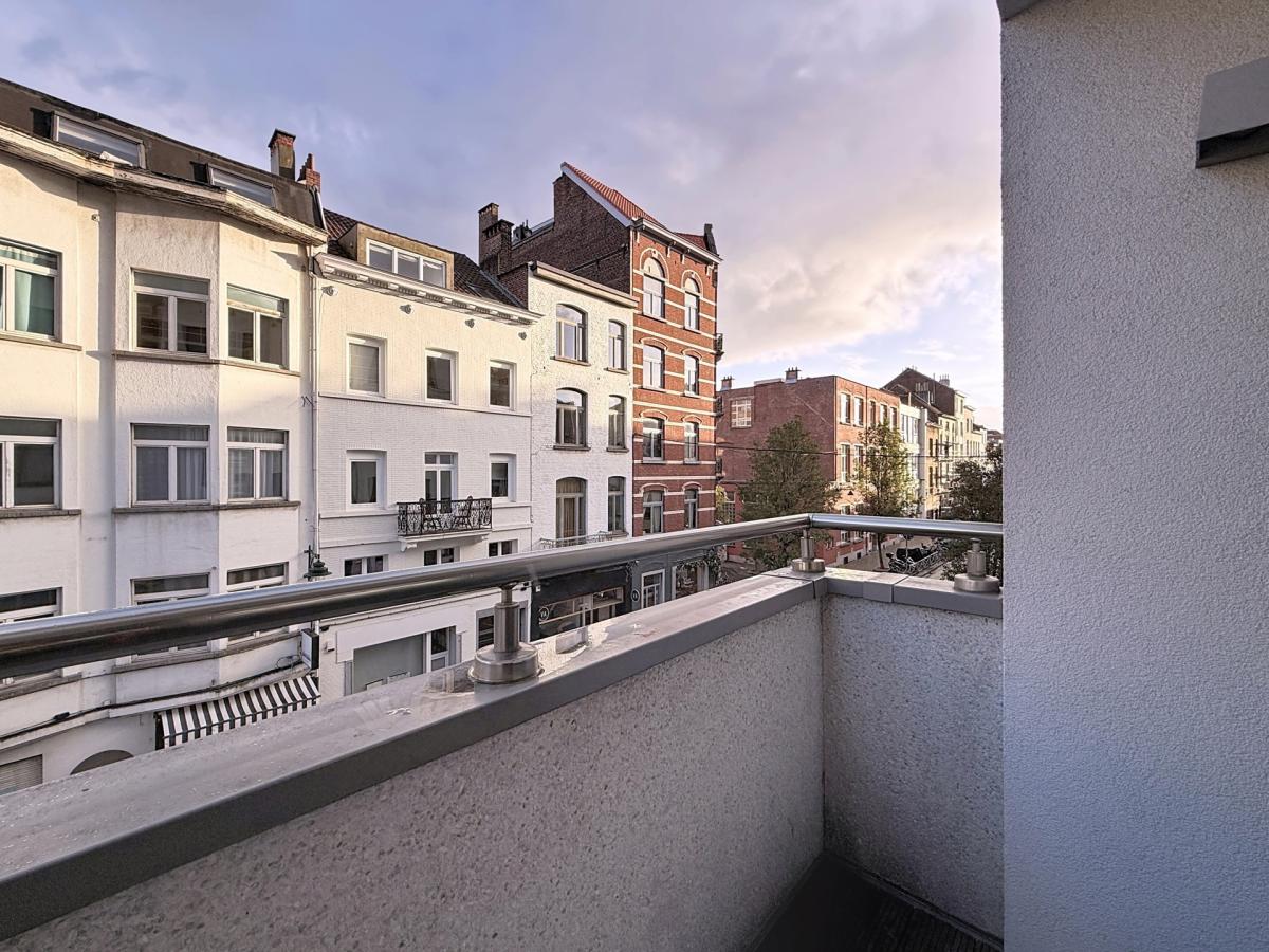 Châtelain : Bel appartement moderne et meublé + balcon