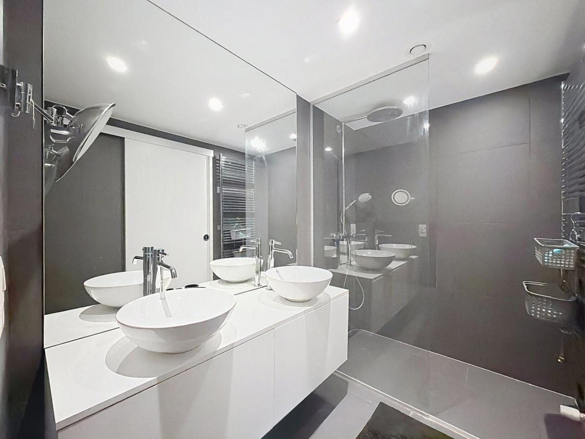 Châtelain : Bel appartement moderne et meublé + balcon