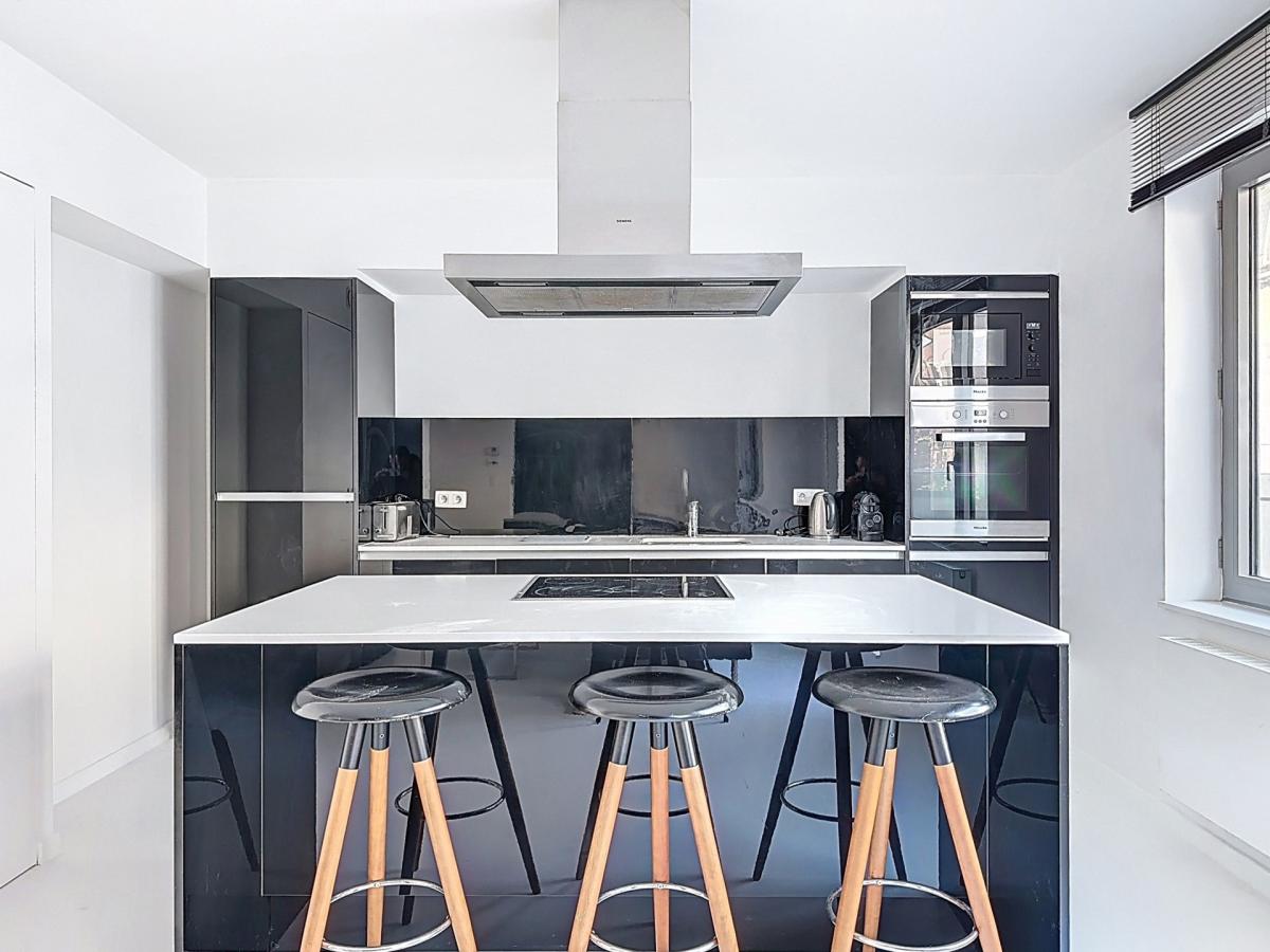 Châtelain : Bel appartement moderne et meublé + balcon