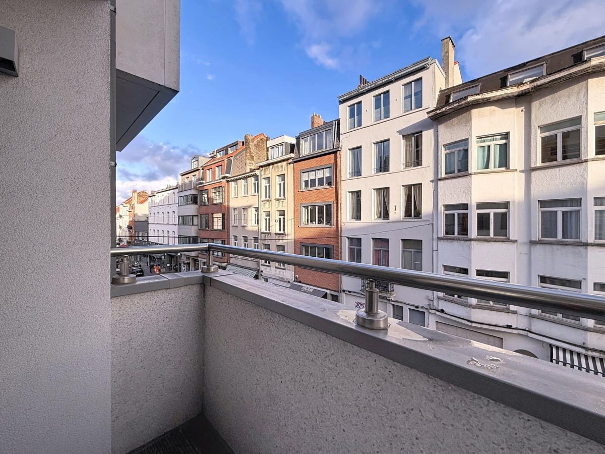 Châtelain : Bel appartement moderne et meublé + balcon