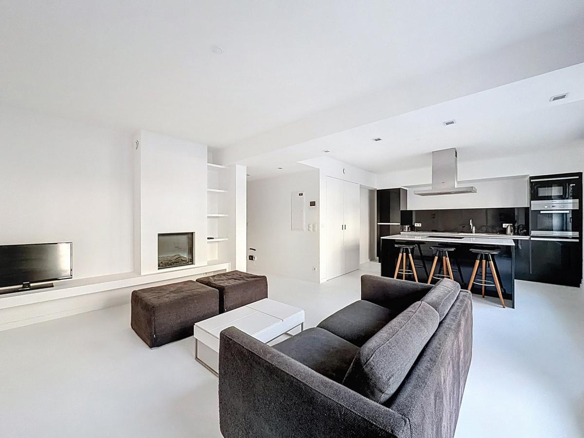 Châtelain : Bel appartement moderne et meublé + balcon