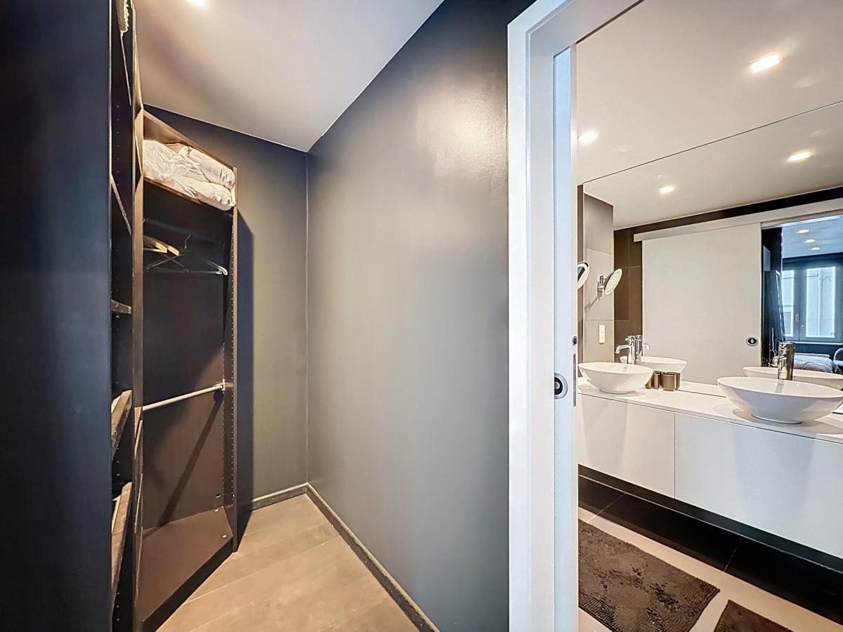 Châtelain : Bel appartement moderne et meublé + balcon