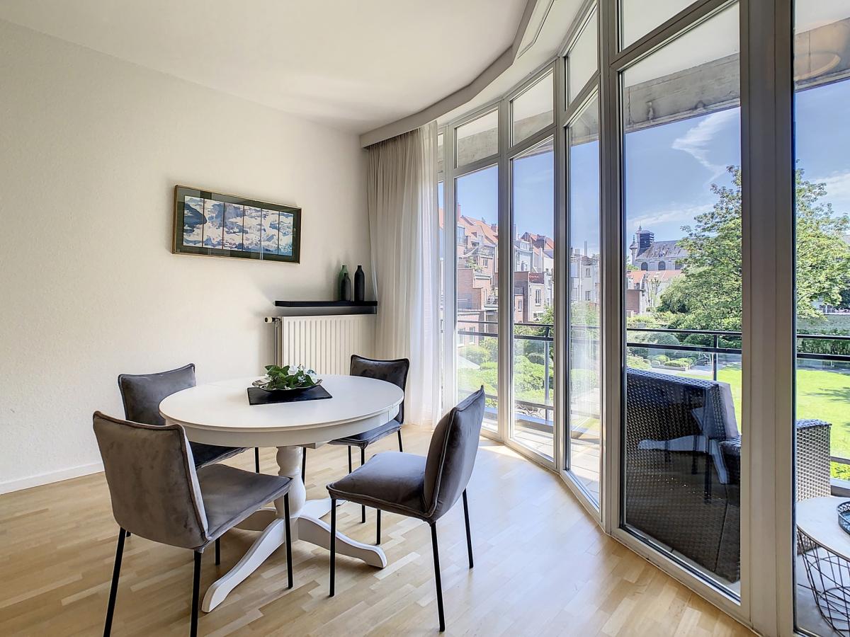 Louise/Châtelain : Bel appartement meublé + terrasse