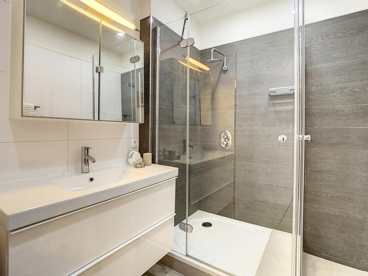 Louise/Châtelain : Bel appartement meublé + terrasse