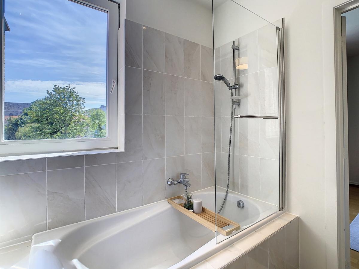 Louise/Châtelain : Bel appartement meublé + terrasse