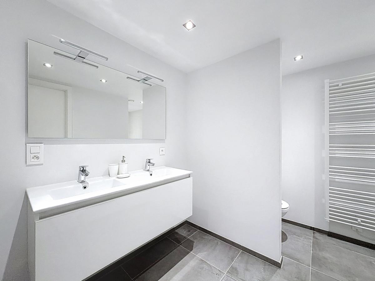 Charleroi / King Charles : Beau duplex meublé avec terrasse