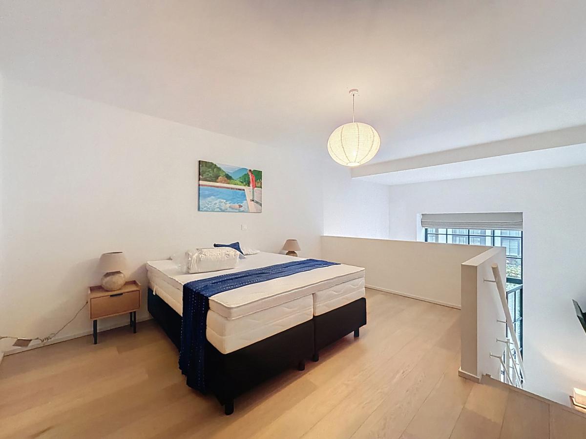 Charleroi / King Charles : Beau duplex meublé avec terrasse