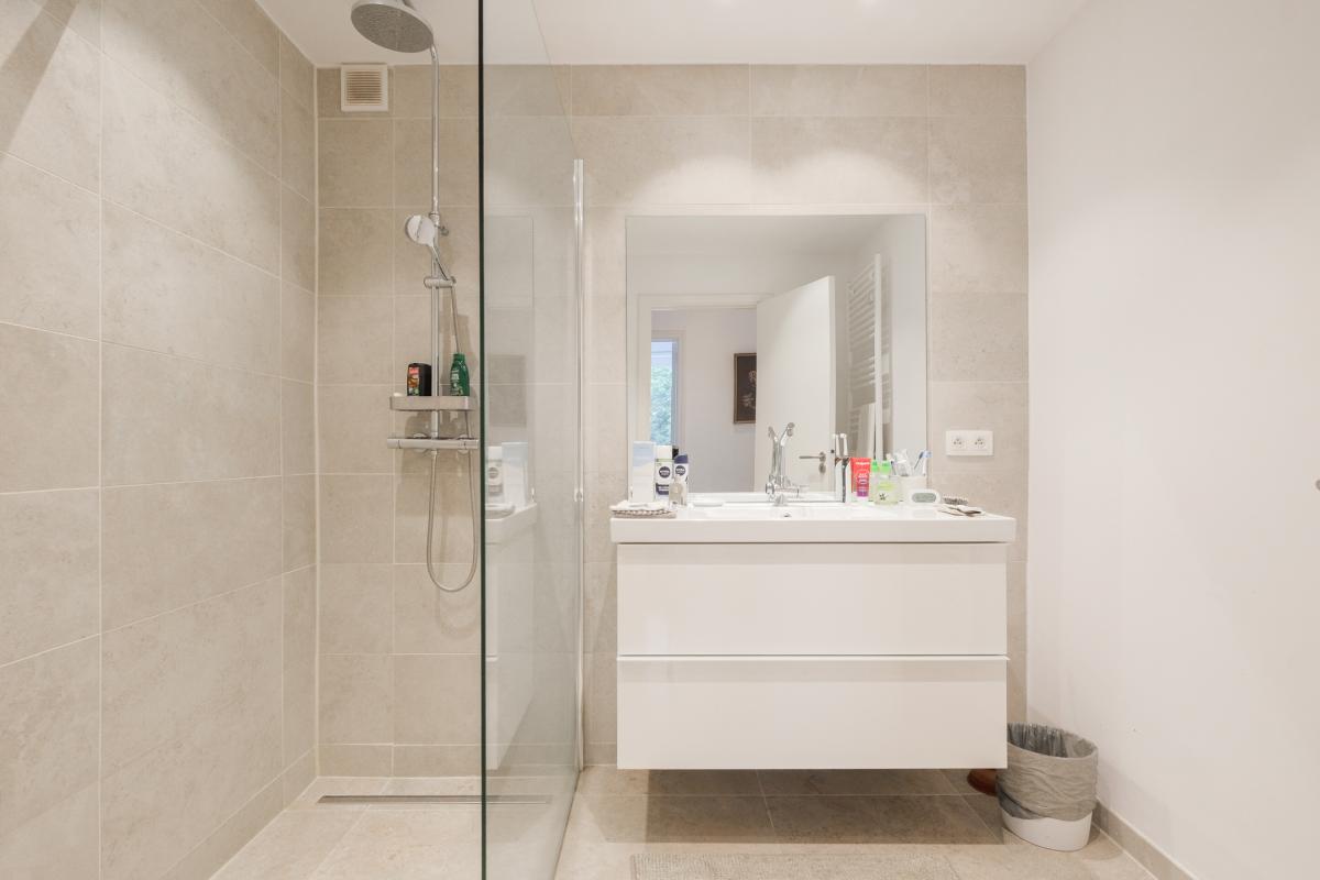 Cavell/ Churchill : Bel appartement 3 chambres + terrasse 