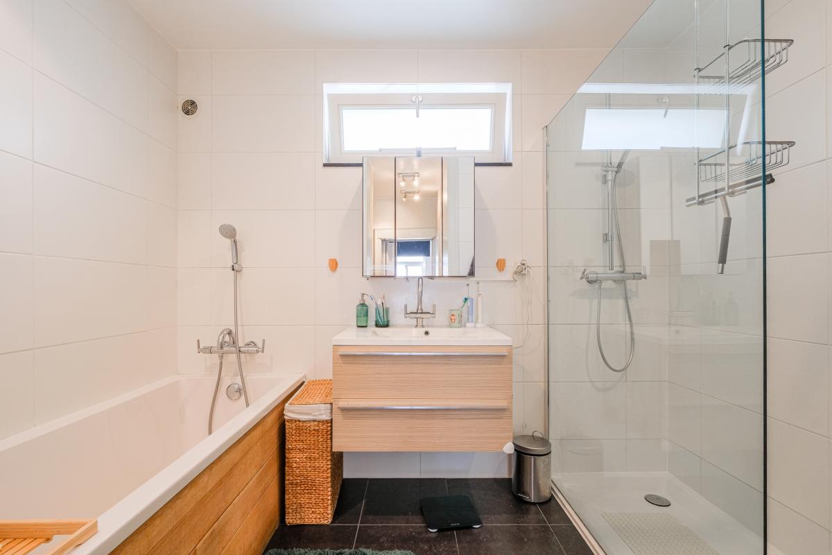 Quartier EU, maison rénovée 6ch + maison arrière + garage