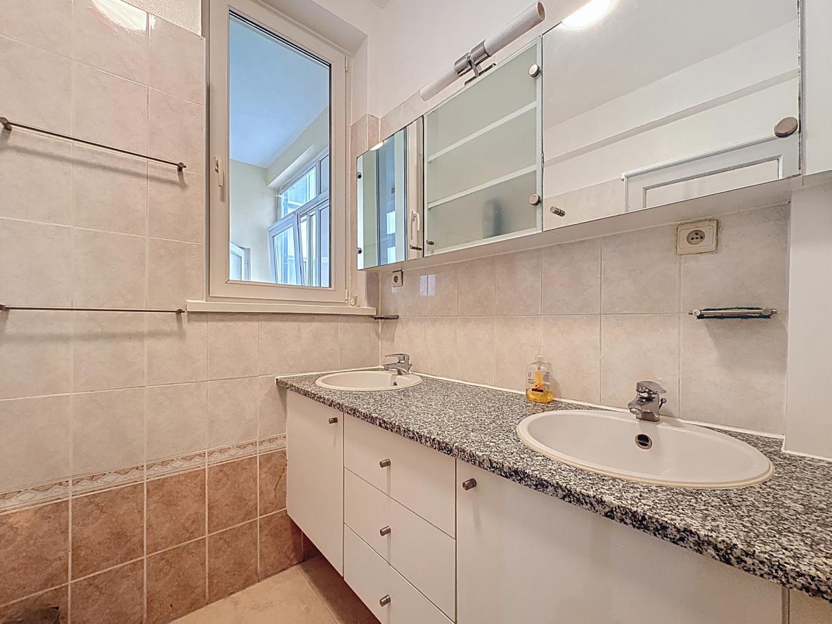 Quartier Européen : Bel appartement 2ch meublé + balcon