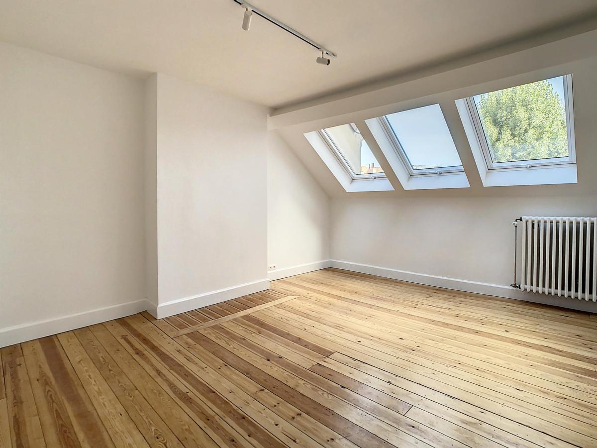 Lepoutre : Sublime triplex penthouse remis à neuf + terrasse