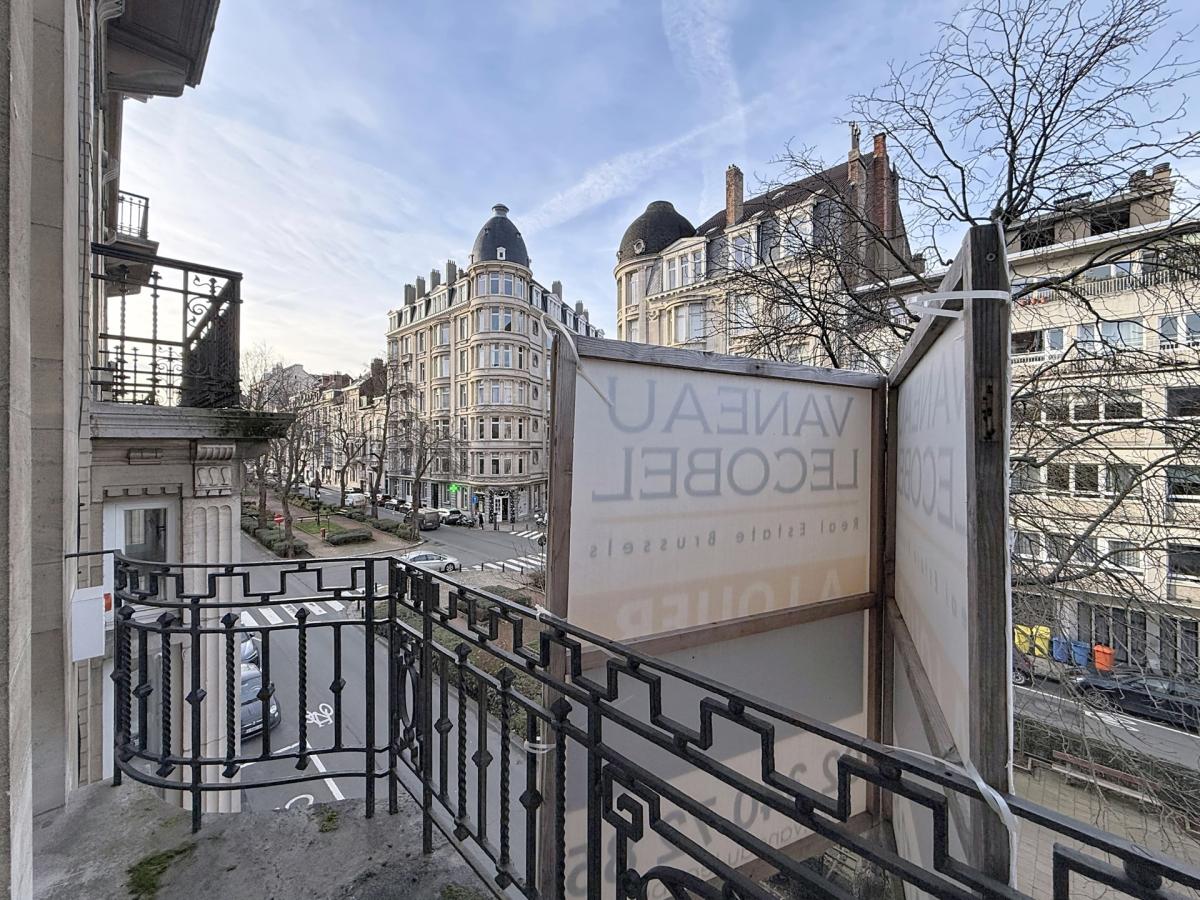 Lepoutre : Sublime triplex penthouse remis à neuf + terrasse