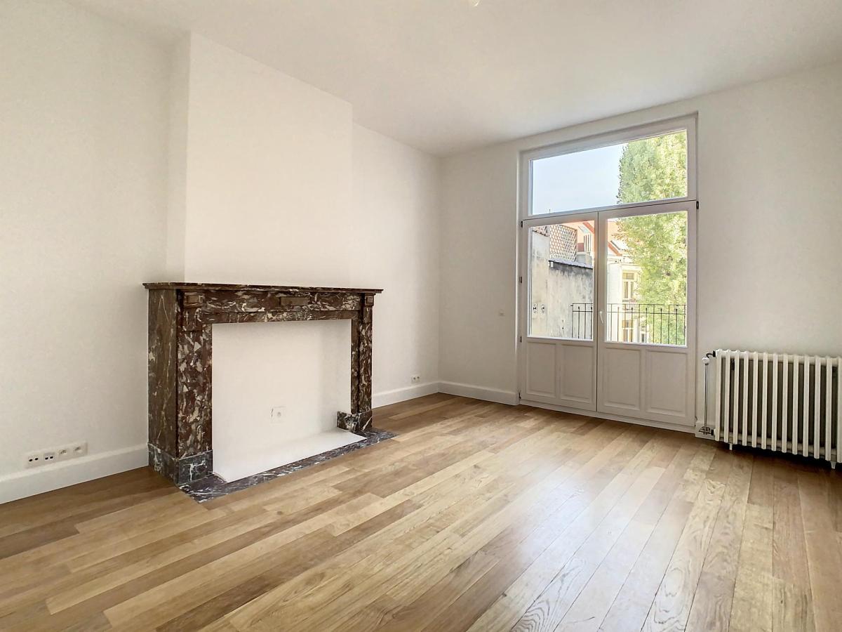 Lepoutre : Sublime triplex penthouse remis à neuf + terrasse