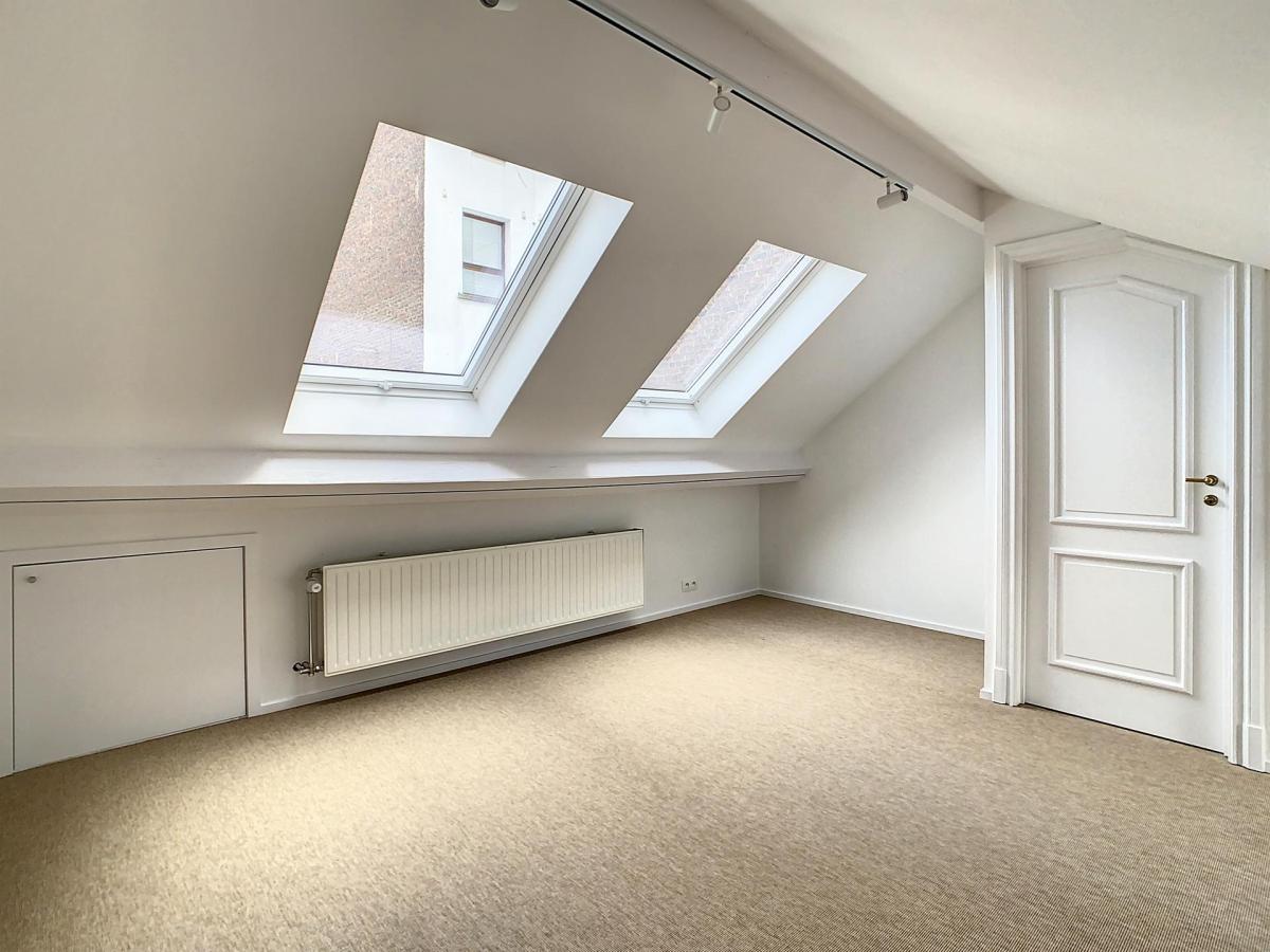 Lepoutre : Sublime triplex penthouse remis à neuf + terrasse