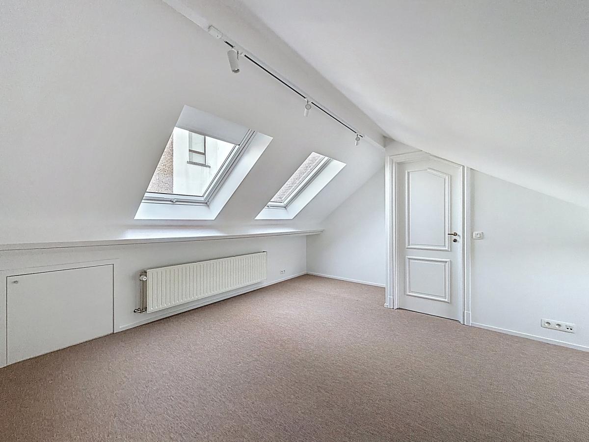 Lepoutre : Sublime triplex penthouse remis à neuf + terrasse