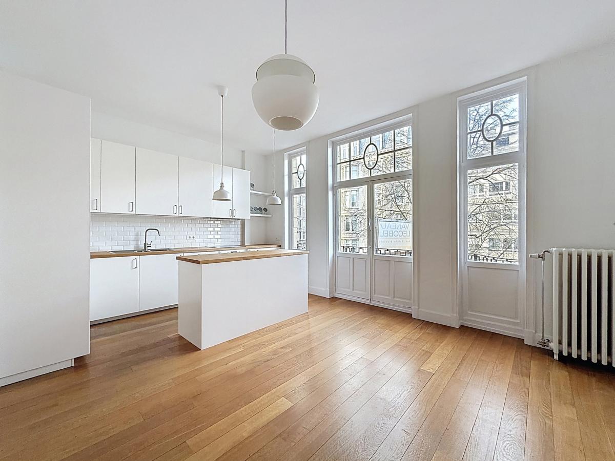 Lepoutre : Sublime triplex penthouse remis à neuf + terrasse