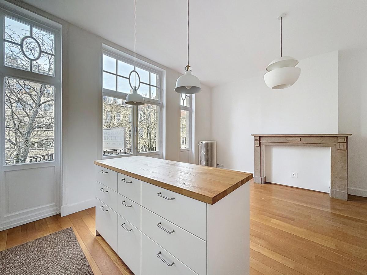 Lepoutre : Sublime triplex penthouse remis à neuf + terrasse