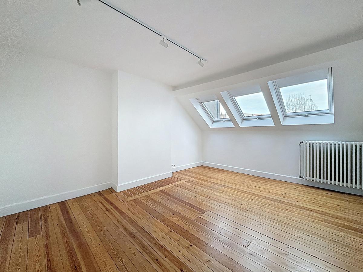 Lepoutre : Sublime triplex penthouse remis à neuf + terrasse