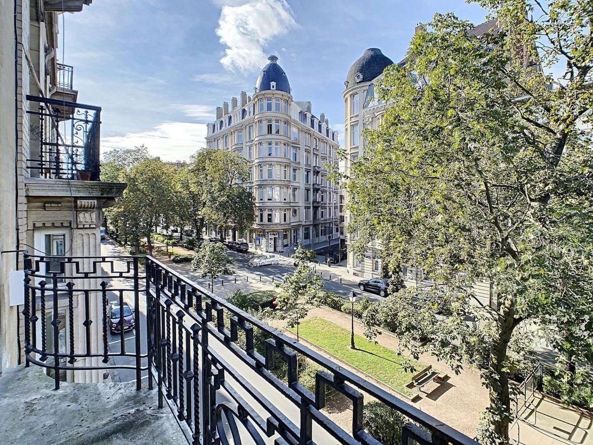 Lepoutre : Sublime triplex penthouse remis à neuf + terrasse