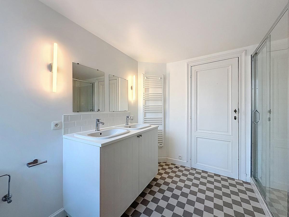 Lepoutre : Sublime triplex penthouse remis à neuf + terrasse