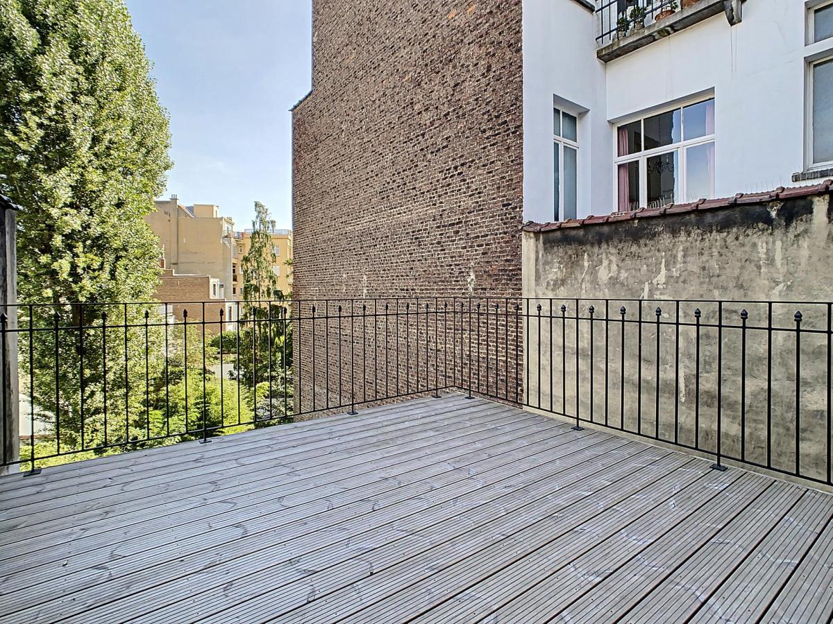 Lepoutre : Sublime triplex penthouse remis à neuf + terrasse