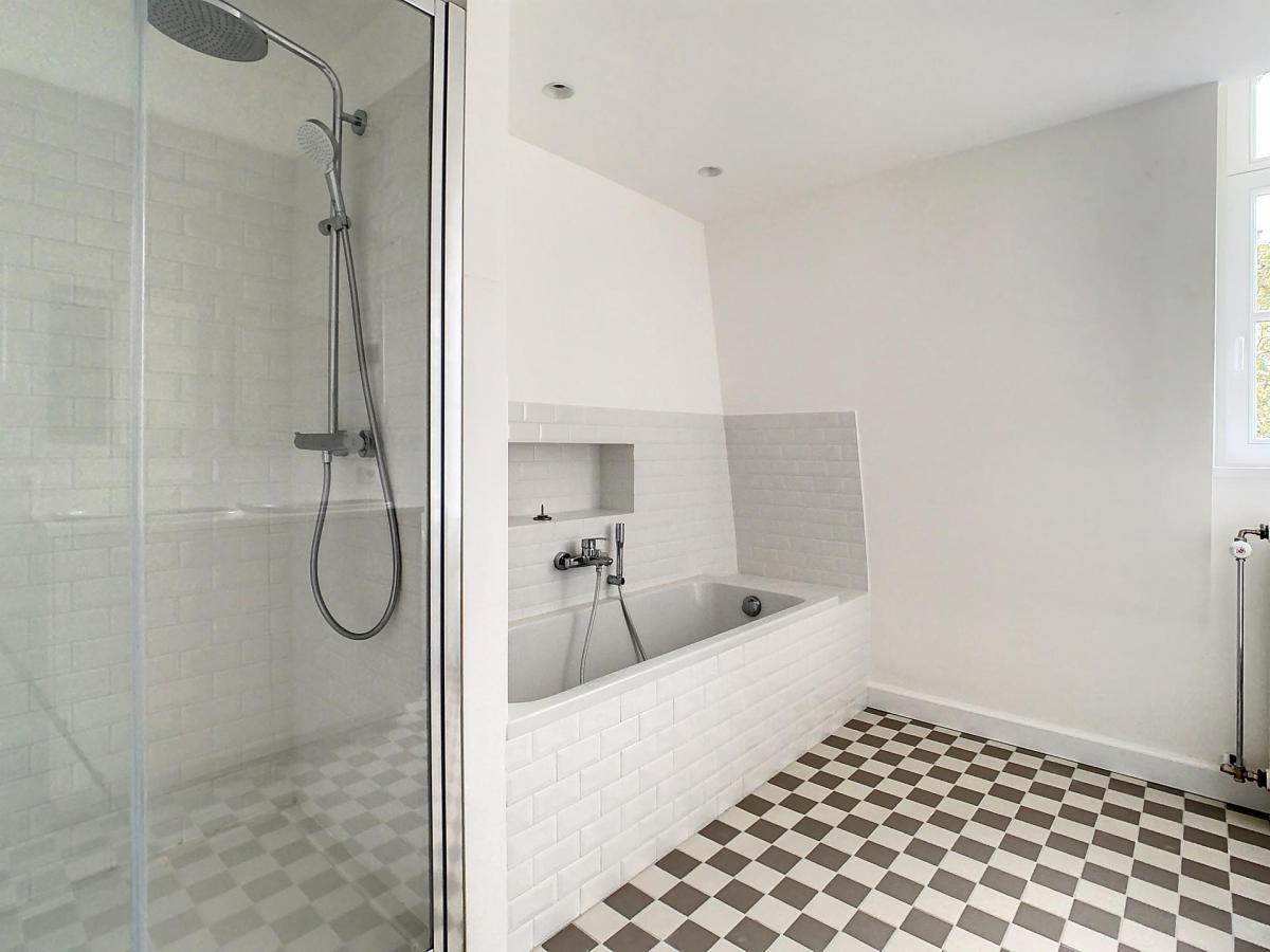 Lepoutre : Sublime triplex penthouse remis à neuf + terrasse