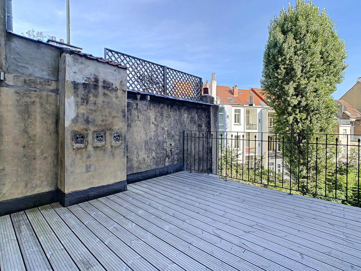 Lepoutre : Sublime triplex penthouse remis à neuf + terrasse