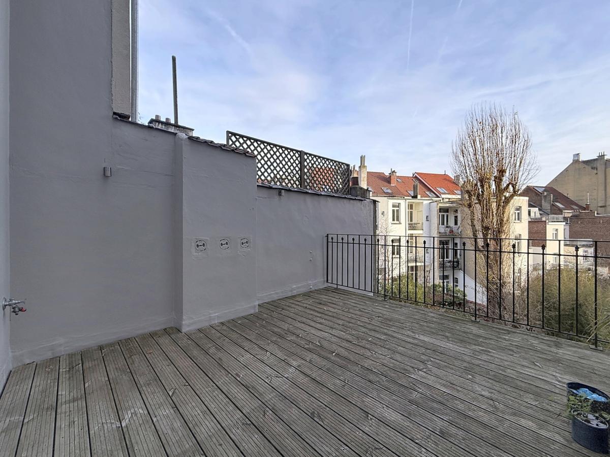 Lepoutre : Sublime triplex penthouse remis à neuf + terrasse