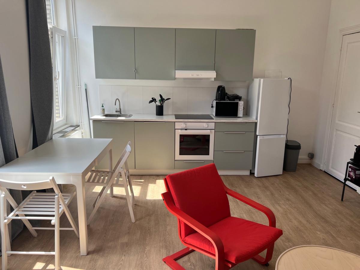 Quartier Européen: Bel appartement 1 chambre meublé, balcon