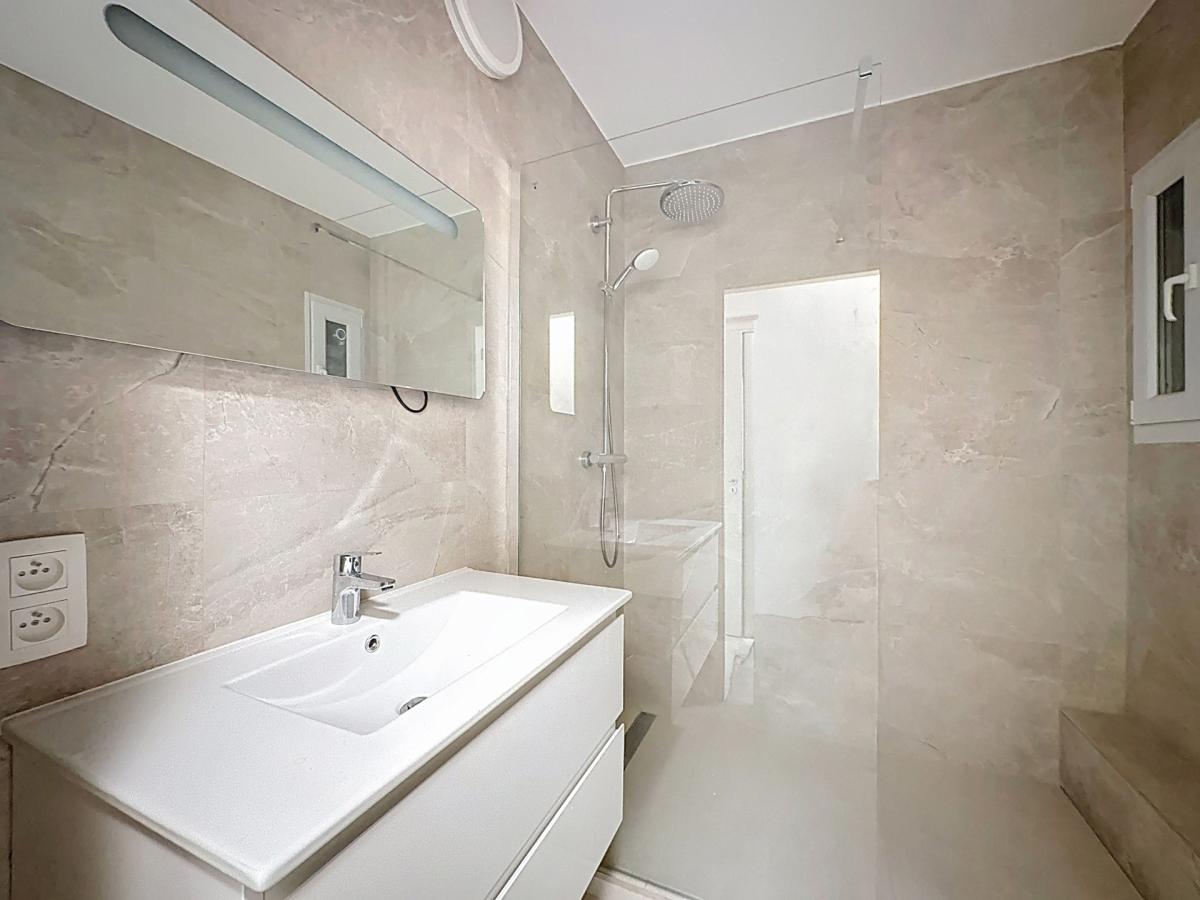 Square Ambiorix : Bel appartement rénové de 3 chambres